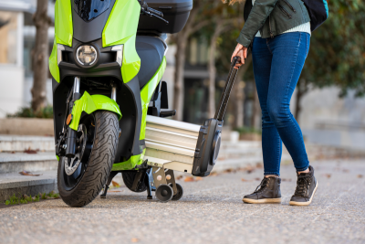 une femme avec sa Moto Électrique